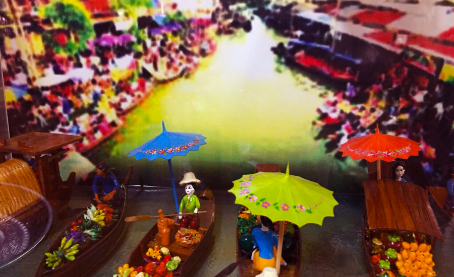 Ban Bang Sadet Court Dolls recreate scenes of local life, depicting vendors selling fruits and goods from boats on Thailand’s traditional floating markets