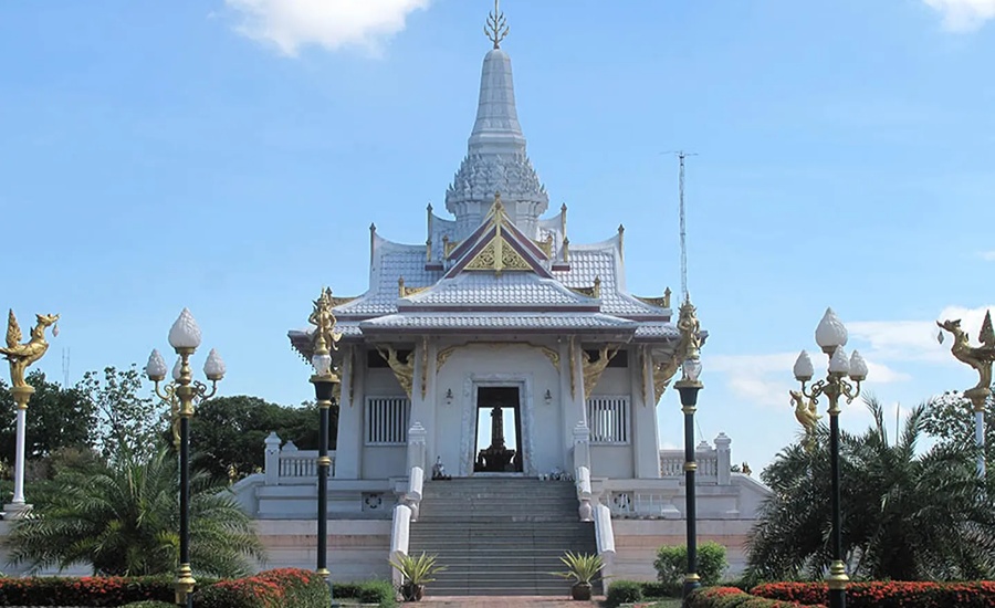 Surat Thani City Pillar Shrine is an important spiritual landmark near the Tapi River.