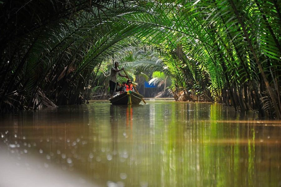 Small boats travel through the palm-lined canals of Khlong Roi Sai.