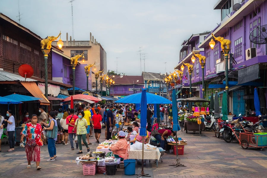 Rong Ya Walking Street brings together local food, heritage buildings, and community life.