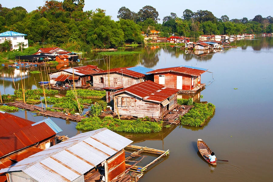 Traditional floating houses preserve the slow rhythm of life along the Sakae Krang River.