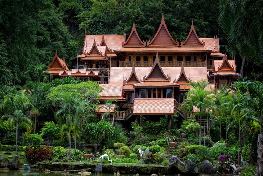 Wat Tham Khao Wong blends traditional wooden architecture with Uthai Thani’s limestone scenery.
