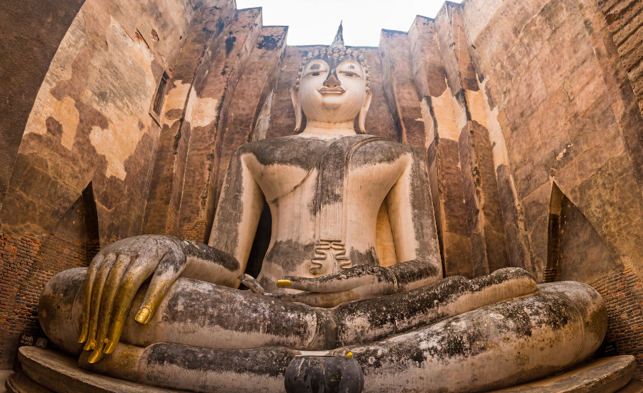 Phra Achana sits within the massive mandapa of Wat Si Chum
