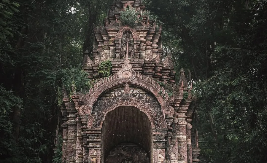 The intricately carved temple gateway of Wat Analayothipyaram