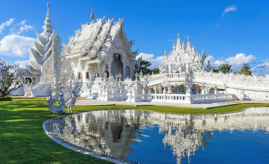Stunning white architecture of Wat Rong Khun, Chiang Rai