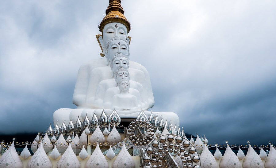 The Five-buddha Statue wrapped in clouds