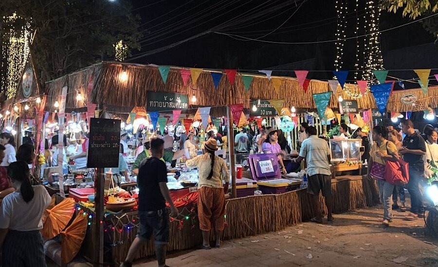 The vibrant atmosphere at Phitsanulok Night Bazaar