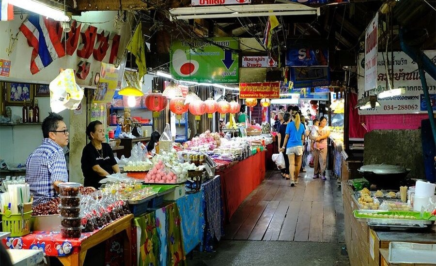 Tourists can experience the authentic local life in Don Wai Floating Market