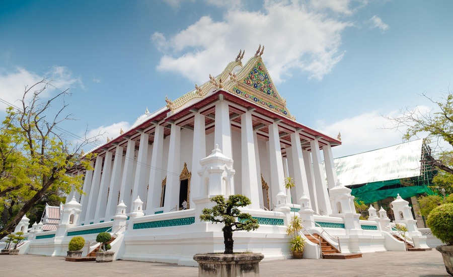 The elegant temple architecture of Wat Chaloem Phra Kiat Worawihan