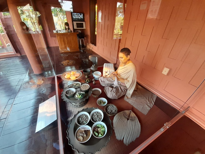 King-Rama-II-Memorial-Park-Woman-Room