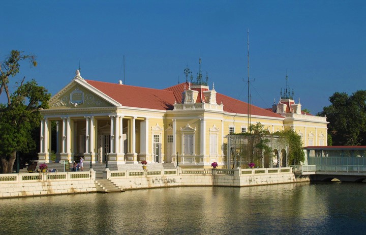 Bang-Pa-in-Palace-Phra-Thinang-Warophat-Phiman