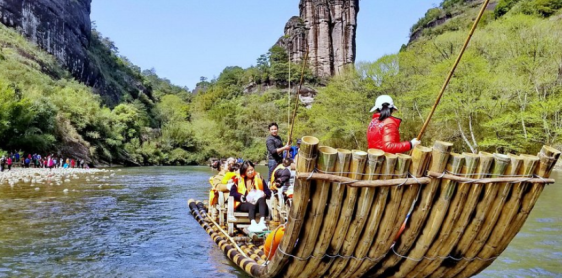 Day 3: Karen Hilltribe Village – Bamboo Raft – Chiang Mai (B/L)