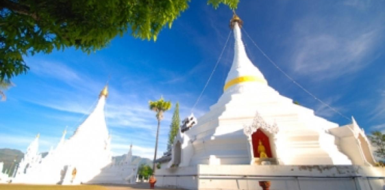 Day 1: Pai River cruise/ Karen village/ Phra That Doi Kong Mu Temple/ Jong Kham and Jong Klang Temples (L, D)