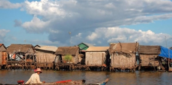 Day 9: Siem Reap – Village Walking & Floating Community (B)