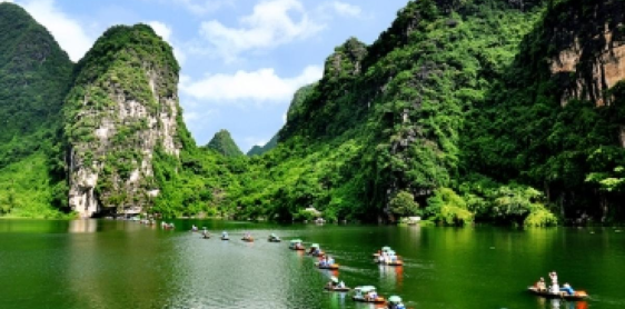 Day 9: Ninh Binh – Hoa Lu – Trang An – Hanoi (B)