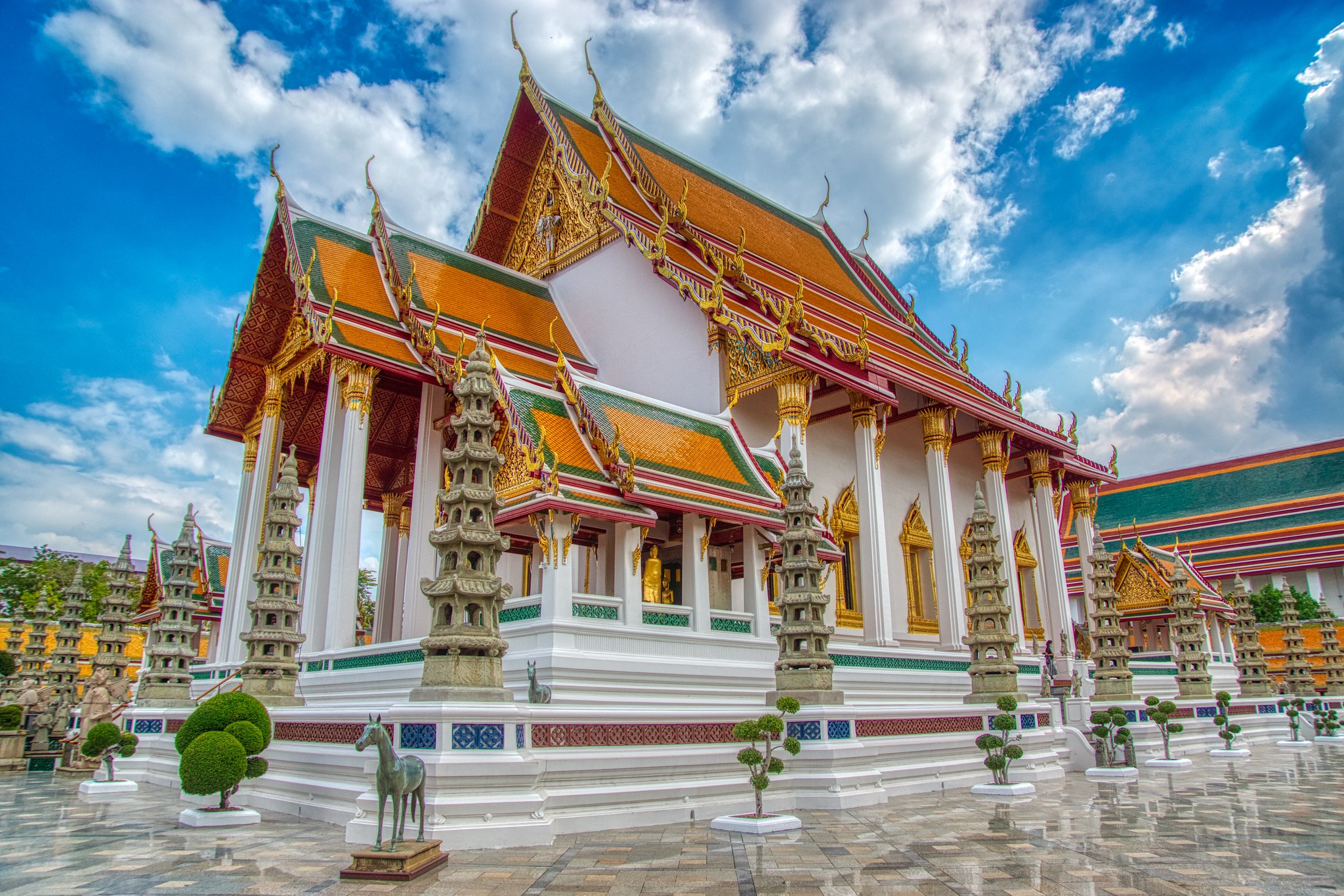 top-attractions-in-bangkok-wat-suthat