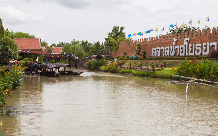 Best-shopping-Spots-in-Ayutthaya-Ayothaya-Floating-Market