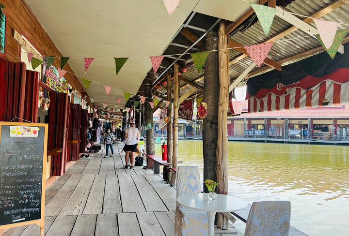 Sam-Phan-Nam-Floating-Market-Attraction