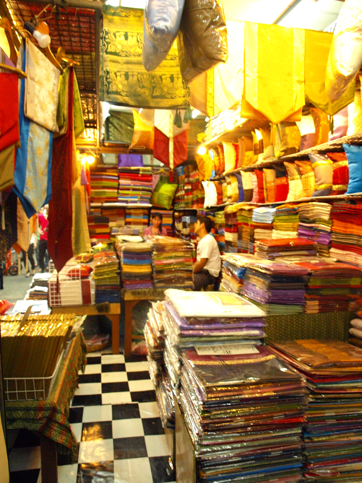best-things-to-buy-in-bangkok-thai-silk