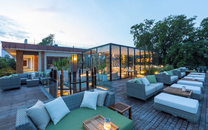 Best-rooftop-bars-in-Hua-Hin-On-The-Rocks-Bar
