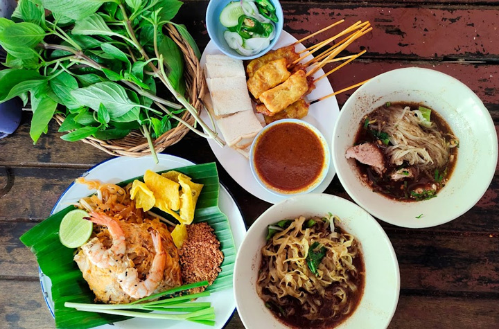 Restaurants-in-Ayutthaya-Klong-Srabua-Boat-Noodle