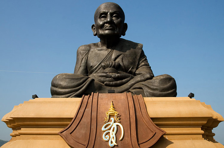 Wat-Huay-Mongkol-Luang-Phor-Thuad-Statue