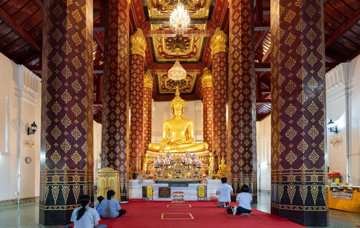 Wat-Na-Phra-Men-Buddha-image-