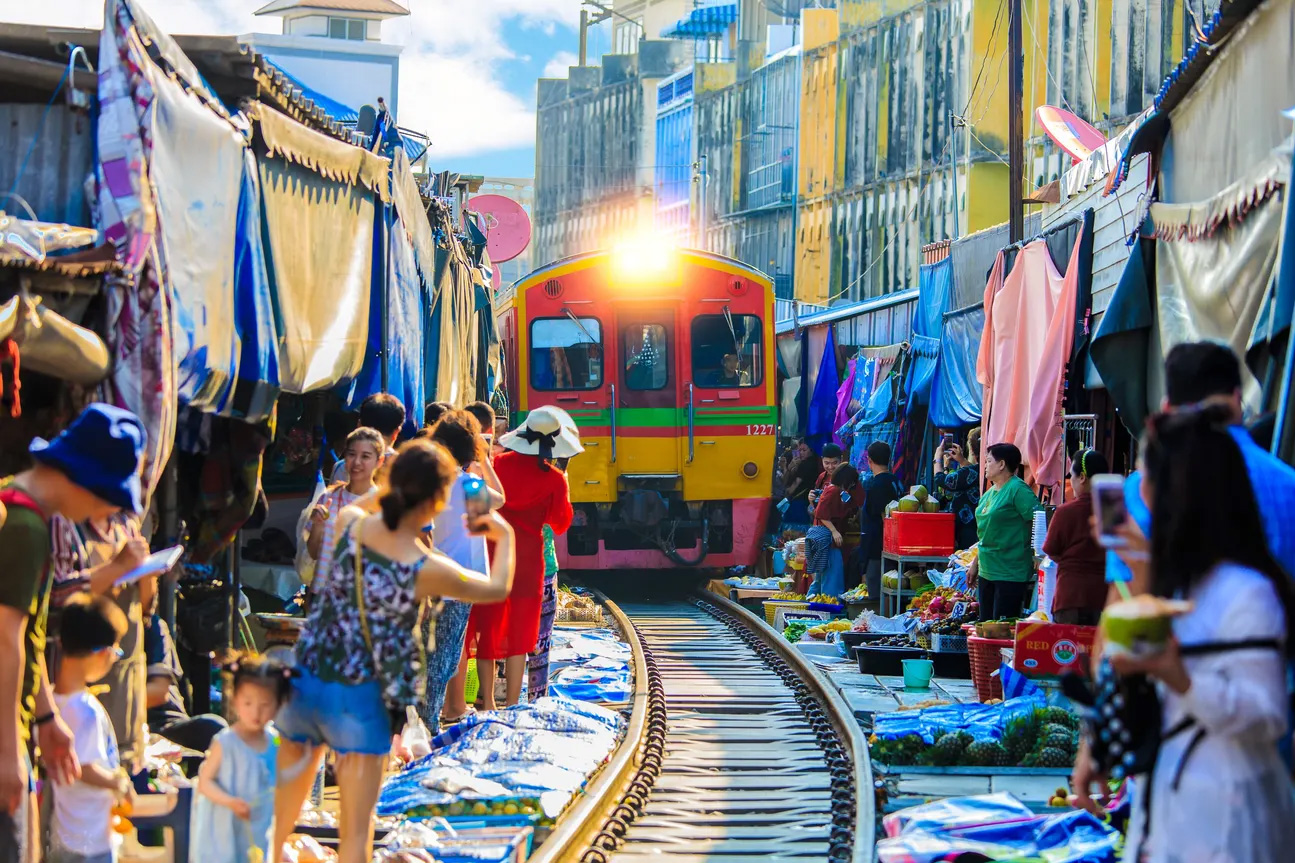 Maeklong-Railway-Market-Fea