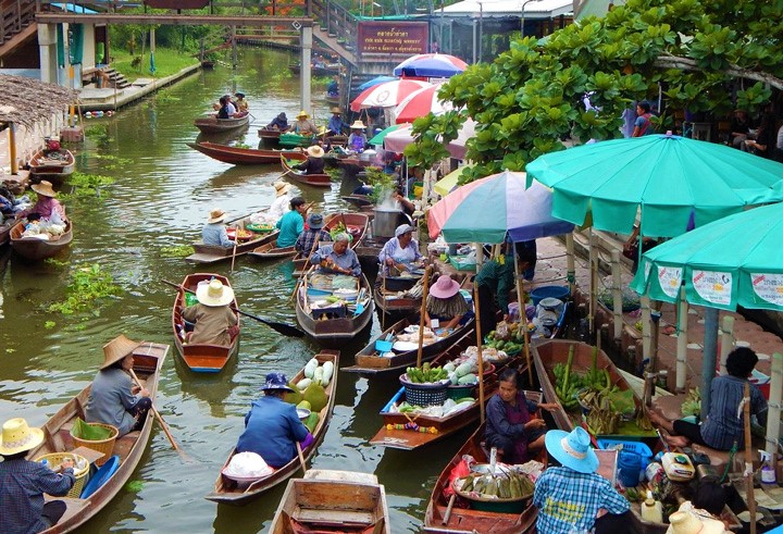 Tha-Kha-Floating-Market-Boat