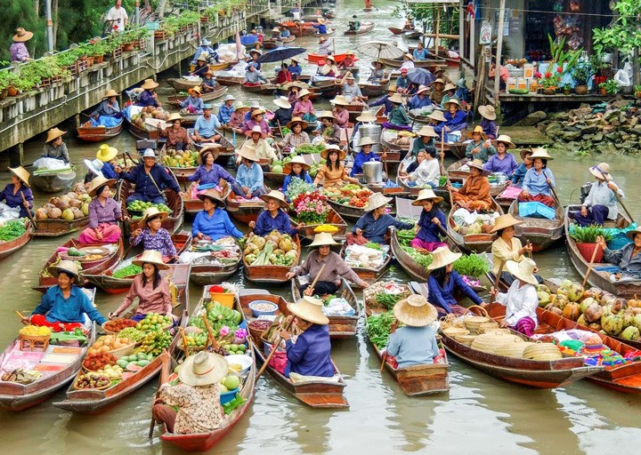 Tha-Kha-Floating-Market-Experience