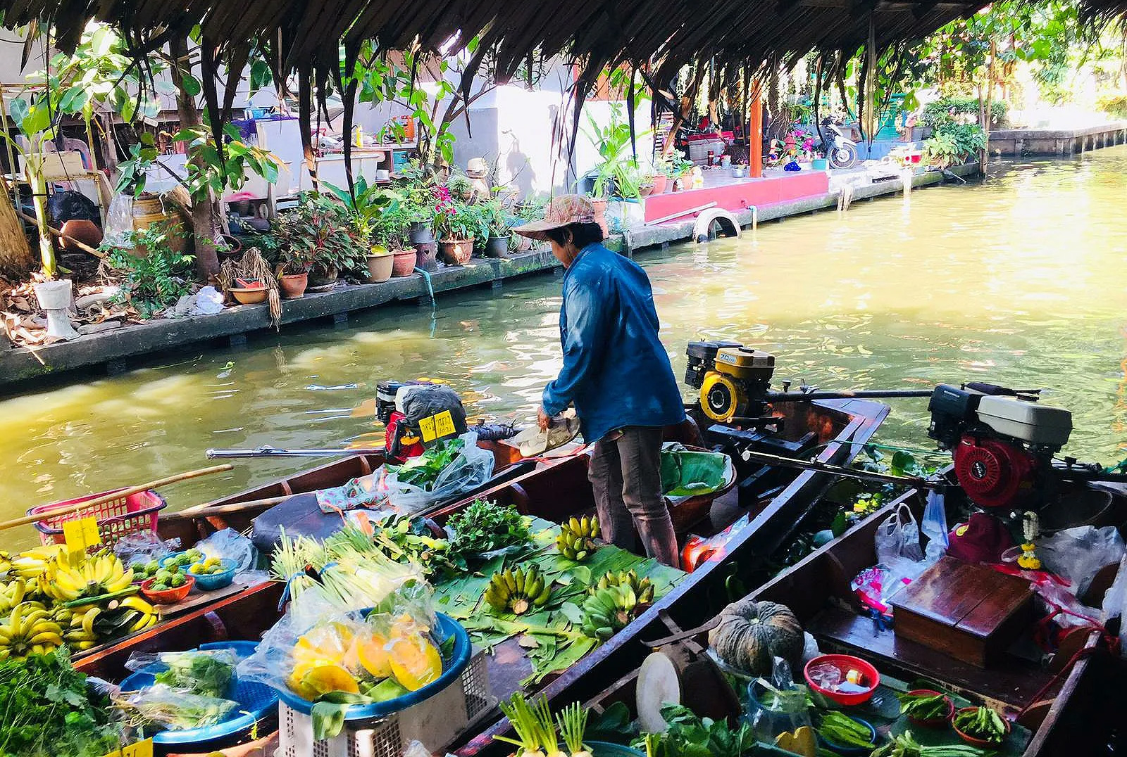 Tha-Kha-Floating-Market-Feature